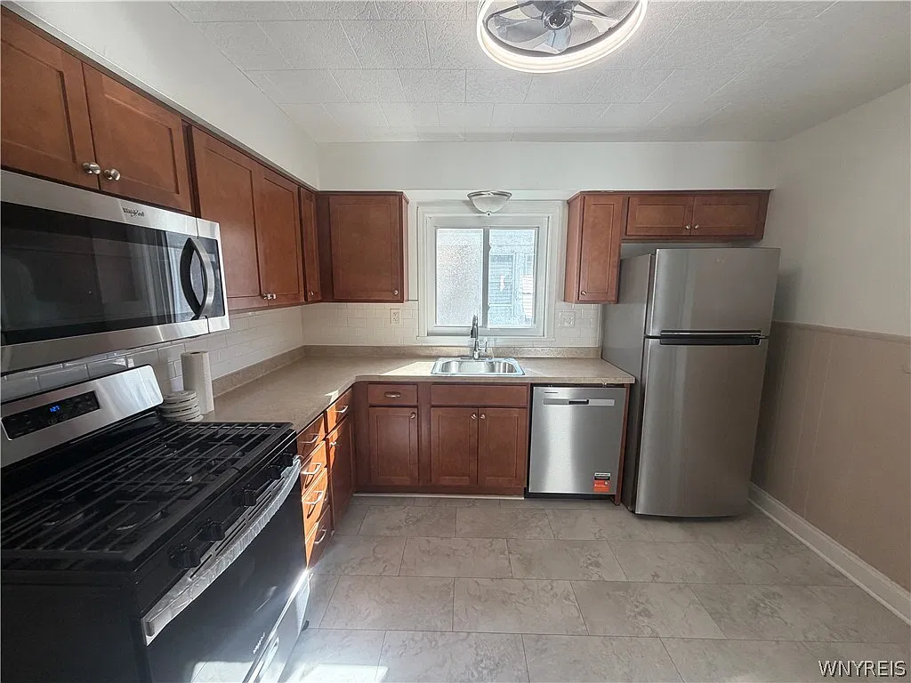3 bed, 1.0 bath, 1295 sqft, $1,595 — Photo 2