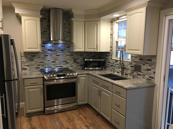 3rd image of 925 Sells Ave