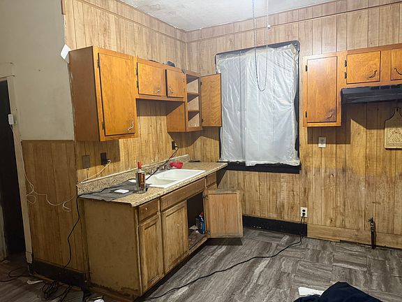 4th image of 926 S Greenlawn Ave