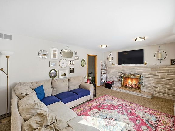 4th image of 975 Blossom Ln