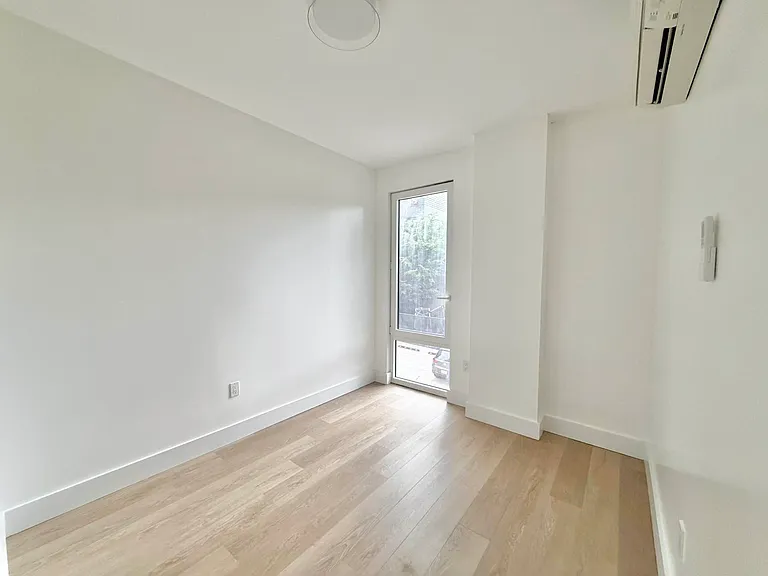 141 Frost St #2C — Photo 2