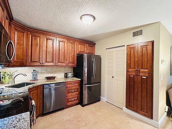 4th image of 301 Knotty Pine Circle #B-1
