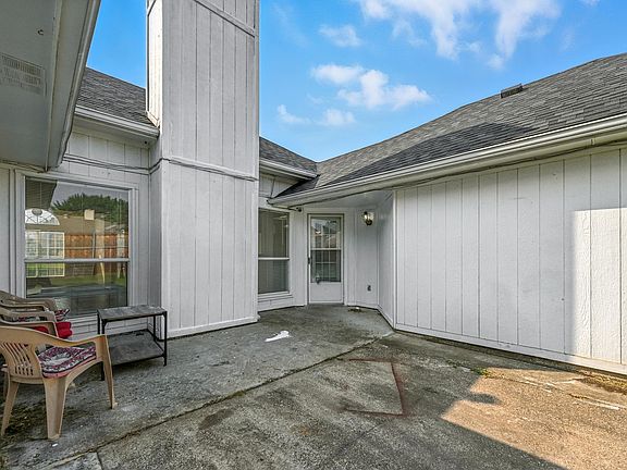 4th image of 2711 Primrose Ln