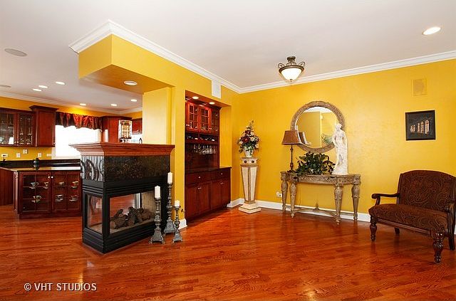 Dining Room w/Buffet/Bar