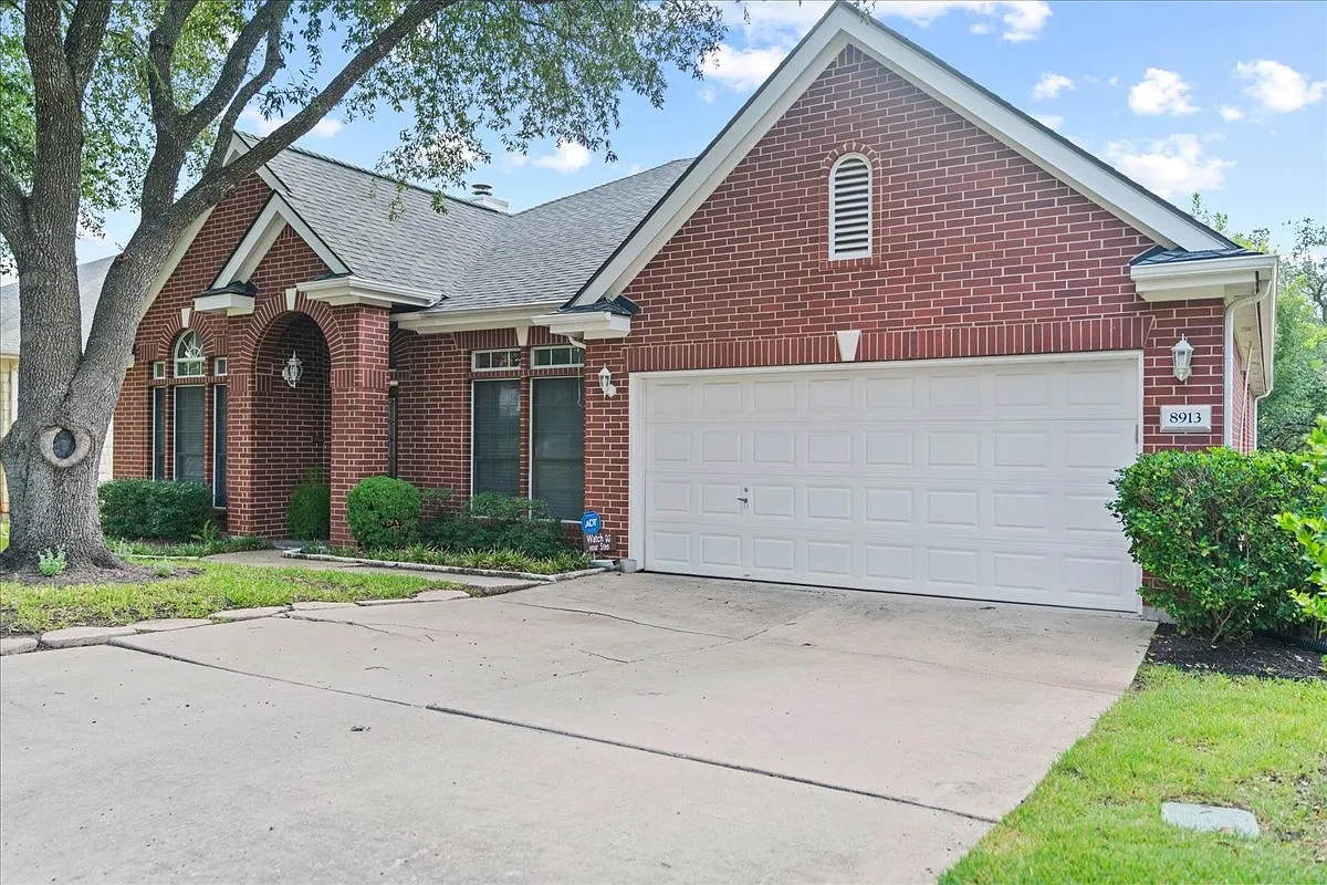 3 bed, 2223 sqft, $8,500 — Photo 2