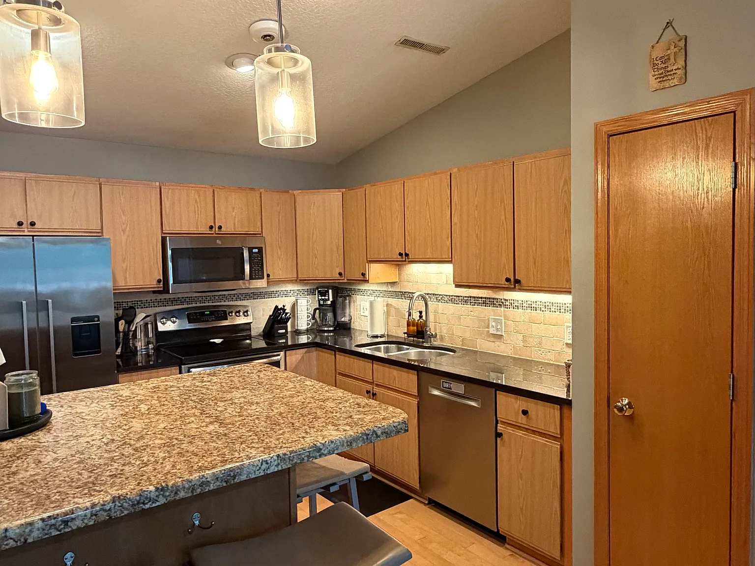 2 bed, 981 sqft, $1,675 — Photo 2