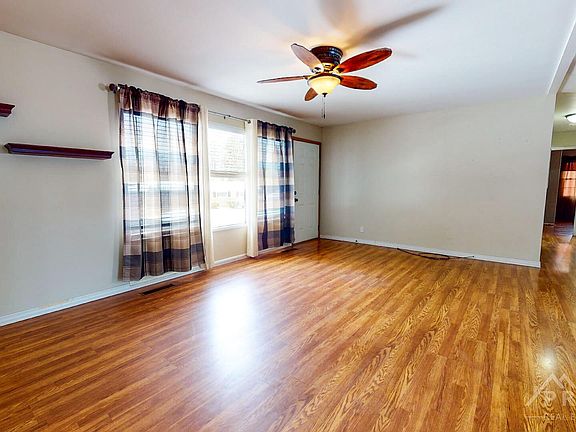 3rd image of 19 Sun Valley Dr