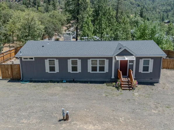 158 Train Ln, Shady Cove, OR 97539