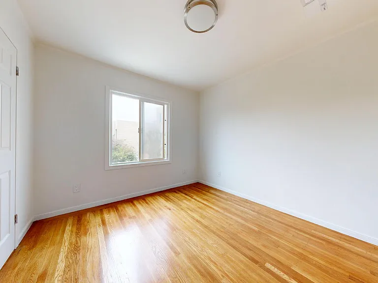 2337 Judah St — Photo 8