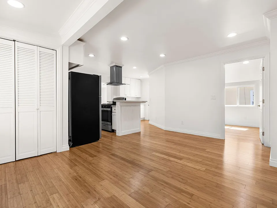 2641 Riverside Ter