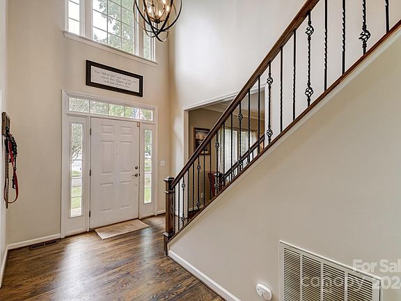 3rd image of 143 Harbor Cove Ln