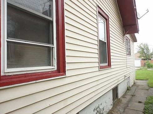 3rd image of 15811 Lathrop Ave