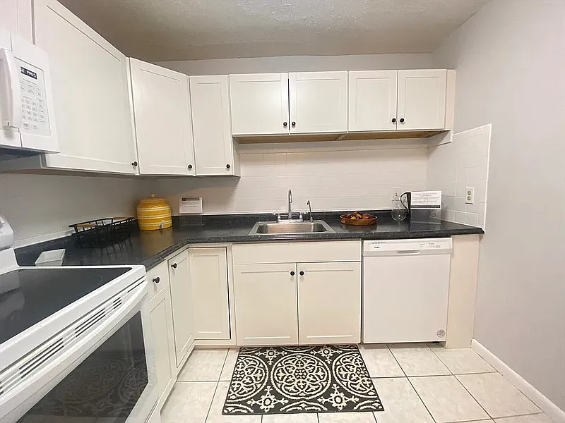 2 bed, 1.0 bath, 880 sqft, $1,880 — Photo 4