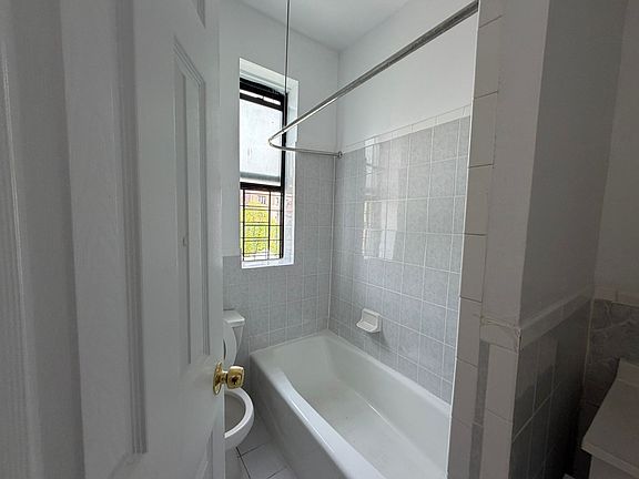 5th image of 3230 Steuben Ave #1D
