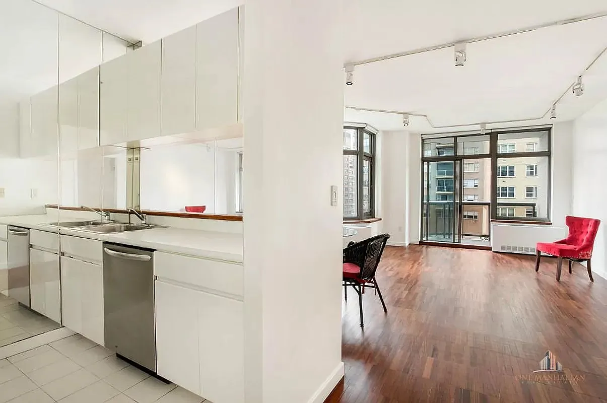 house on the hill レッドチェックロンパース　80 Lenox Hill Oldest Rowhouses | Ephemeral New York