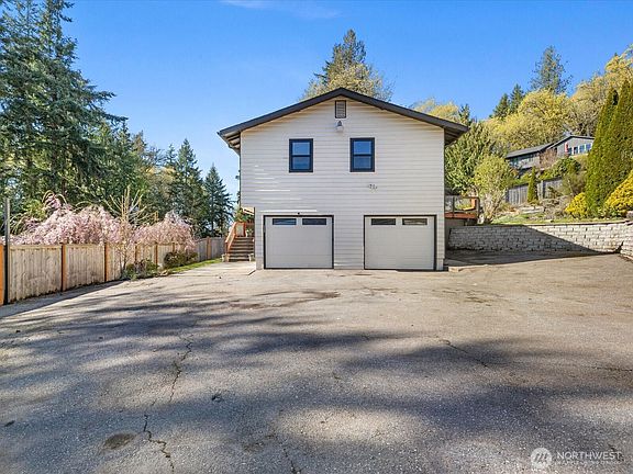 3rd image of 10831 Vernon Road