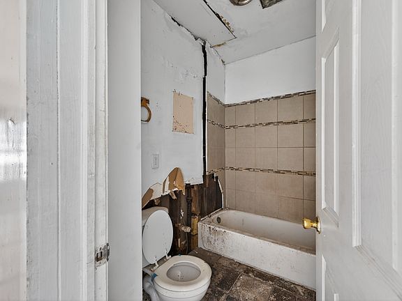 5th image of 6603 S Oakley Ave