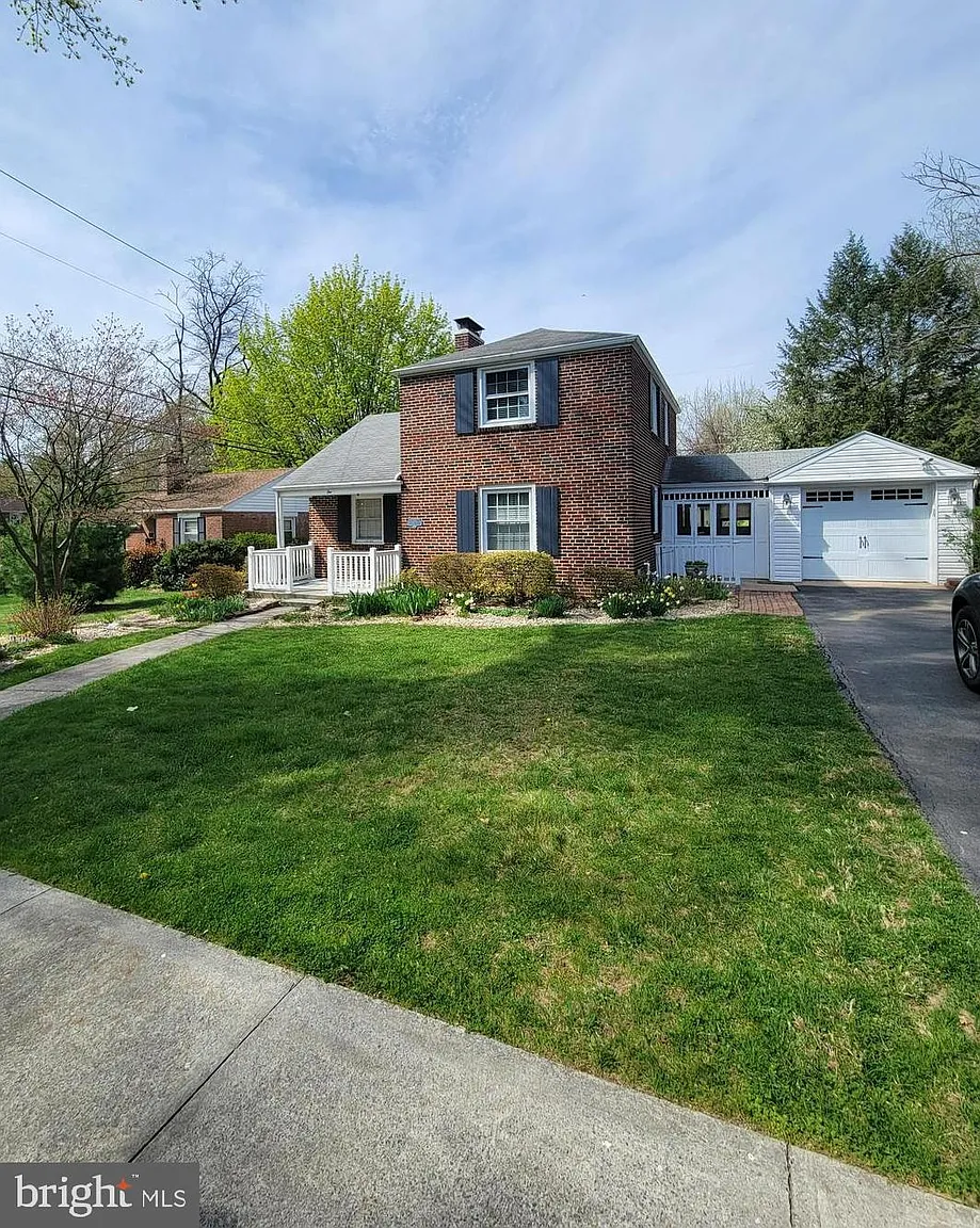 10 Village Rd photo 1