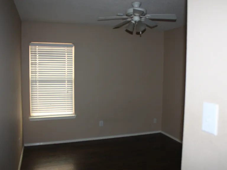 404 Pineview Ln — Photo 3