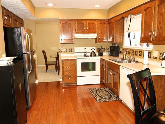 5th image of 130 Caren Ave