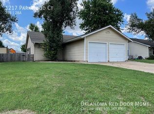1217 Parkwood Ct, Moore, OK 73160