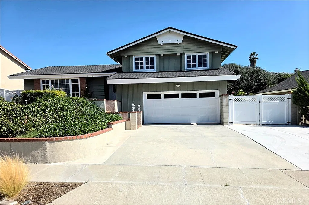 3 bed, 2.5 bath, 2051 sqft, $4,900 — Photo 1