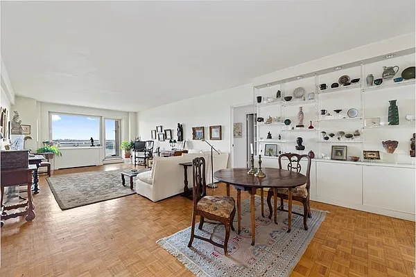 Sold by Sloane Square | media 1