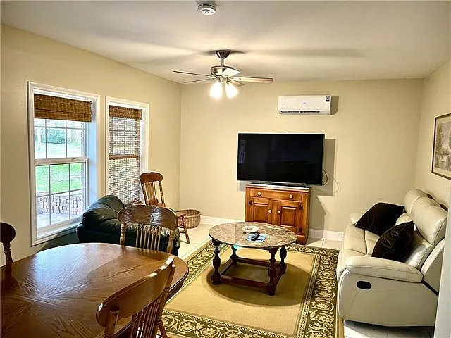 2 bed, 1.0 bath, 800 sqft, $1,600 — Photo 2