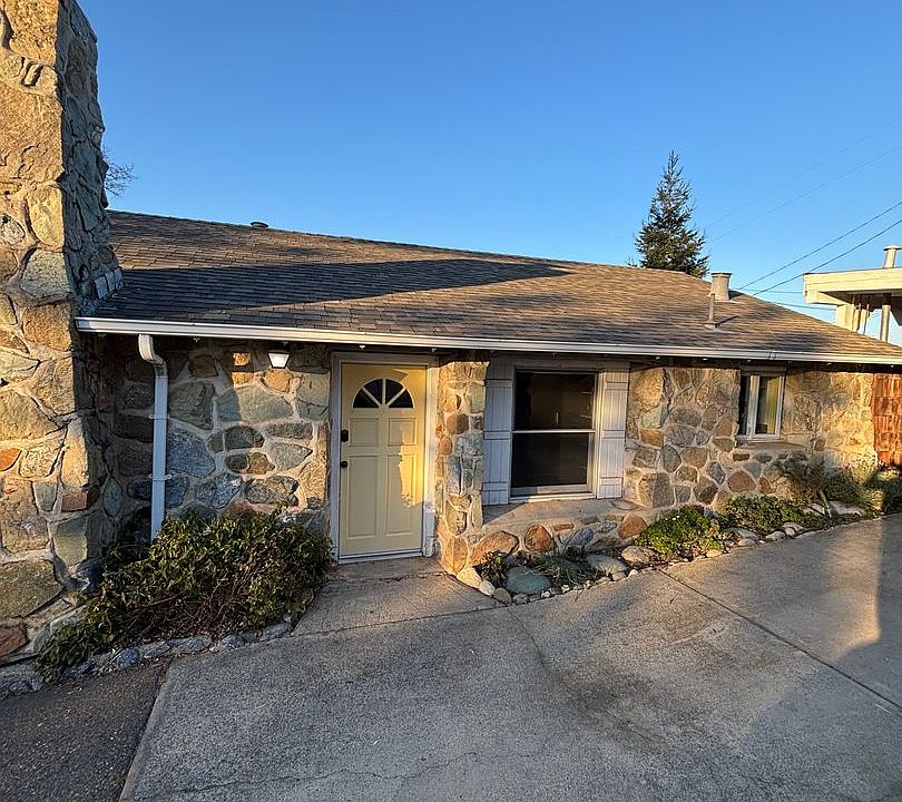 1st image of 560 Landis Cir