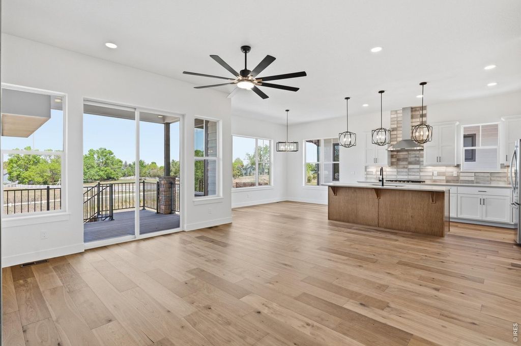 8463 Annapolis Dr