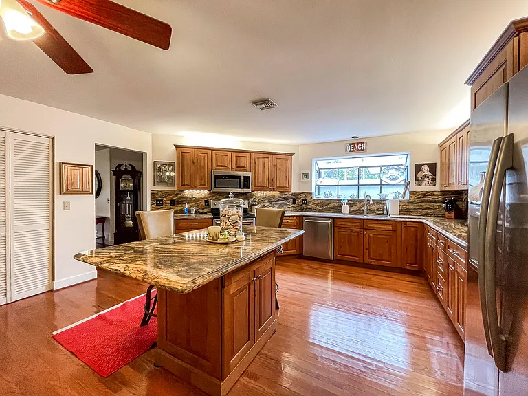 56 Edinburgh Dr — Photo 7