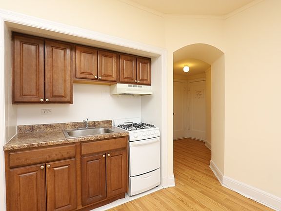 4th image of 3335 W Diversey Ave #833
