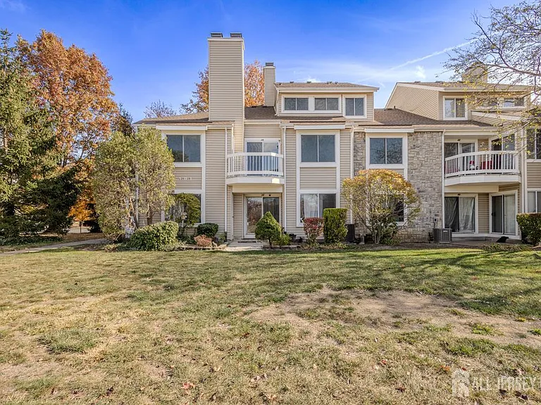 26 Farnham Sq — Photo 1