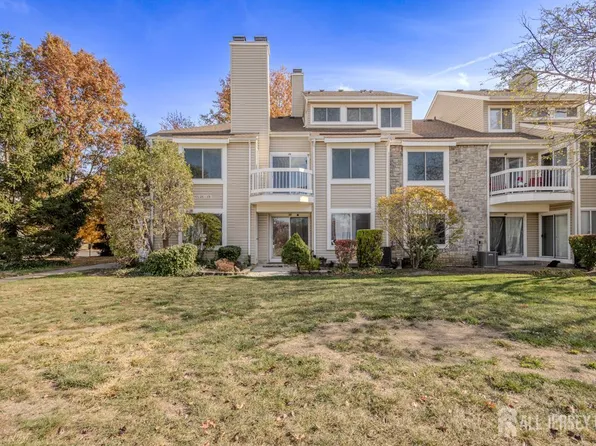 26 Farnham Sq, Parlin, NJ 08859
