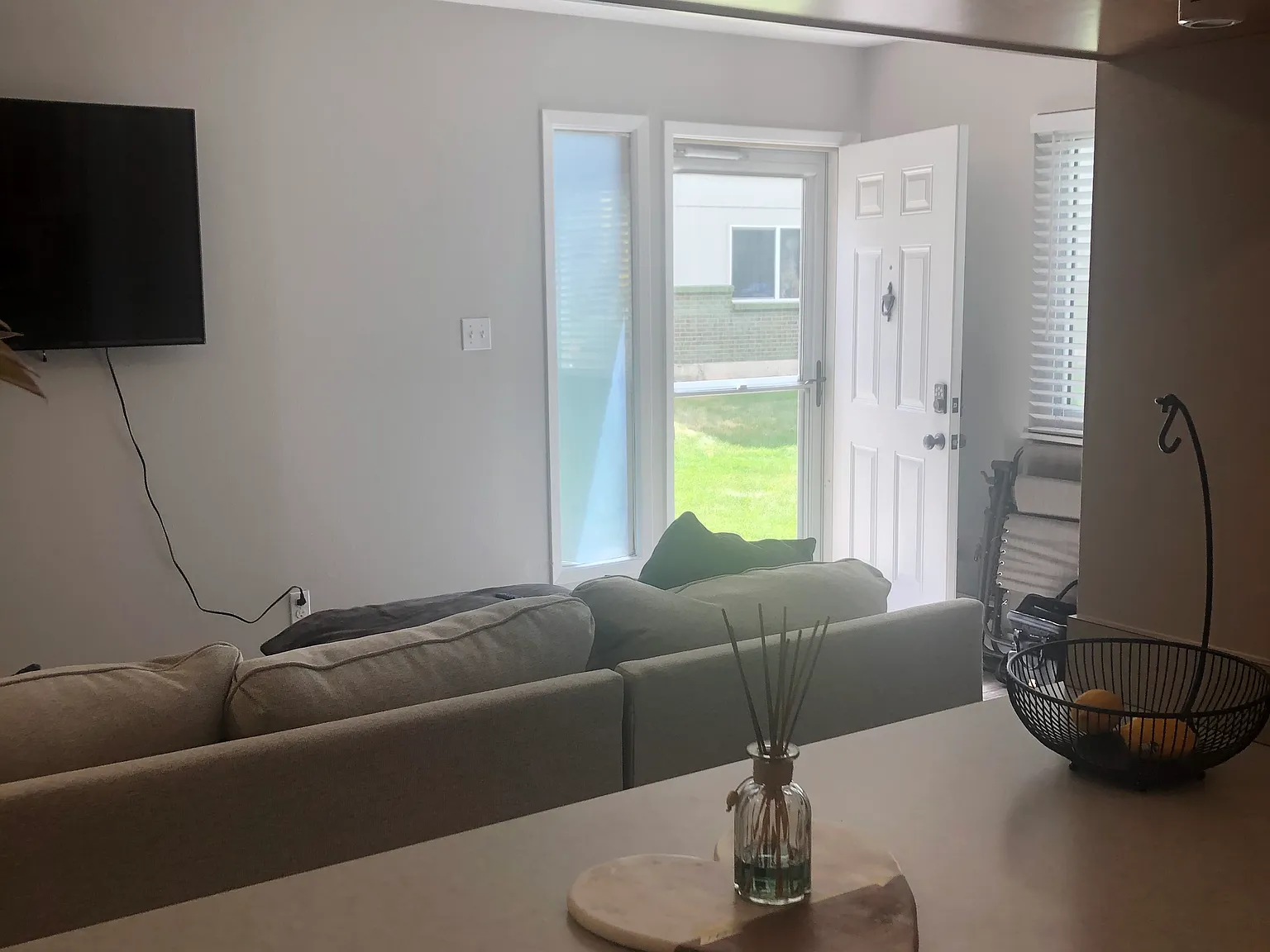2 bed, 988 sqft, $2,000 — Photo 3