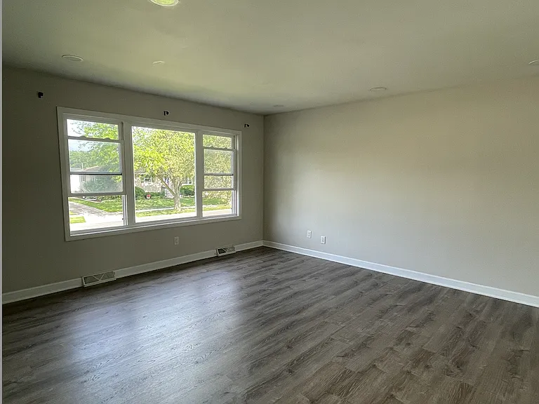 938 Jackson Pl — Photo 3