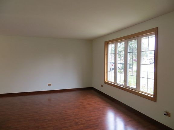 4th image of 15612 Lockwood Ave
