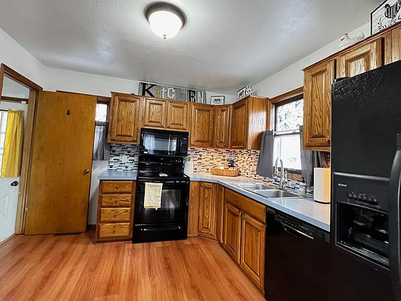 3rd image of 176 Bennett Ave