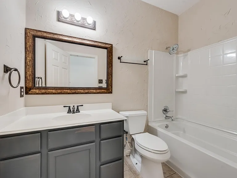 10911 Robincreek Ln — Photo 12