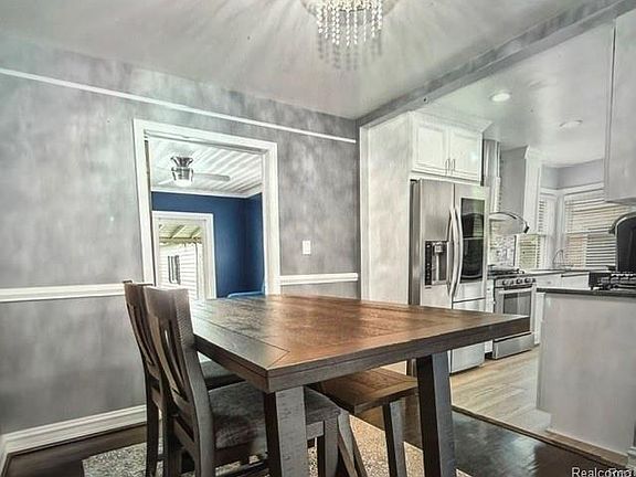 4th image of 146 Meridan St