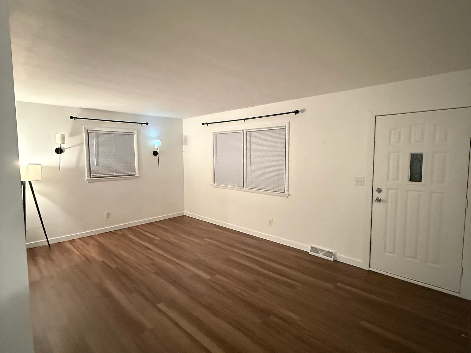 2429 Holly Dr — Photo 3