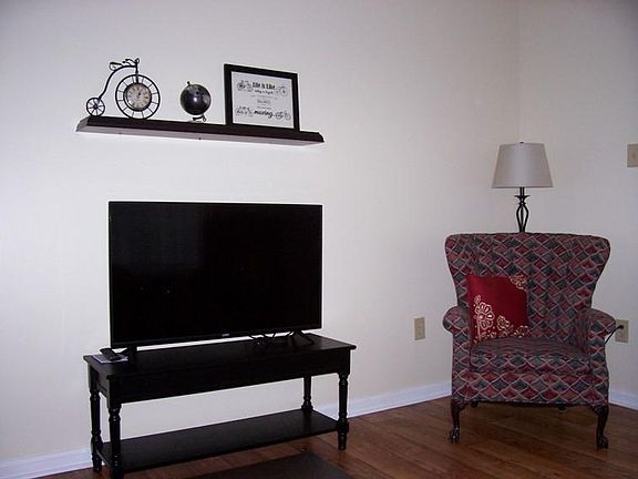 Flat screen TV for watching your favorite shows.