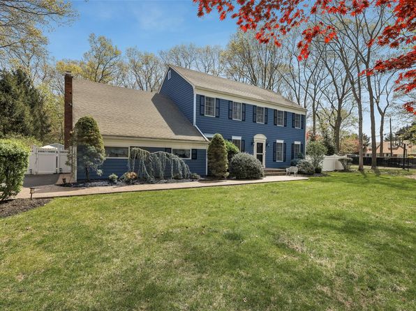 2 Chambord Court, Shoreham, NY 11786