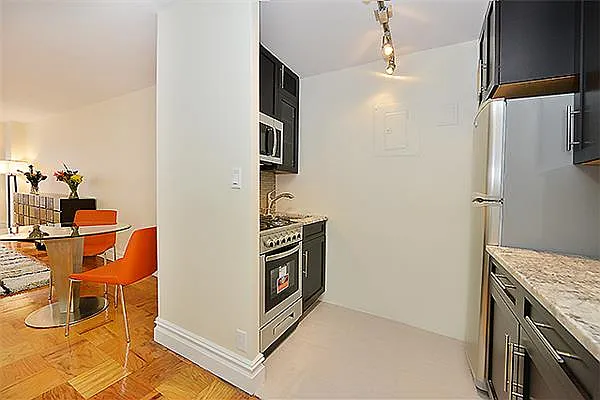 Sold by R New York | media 2