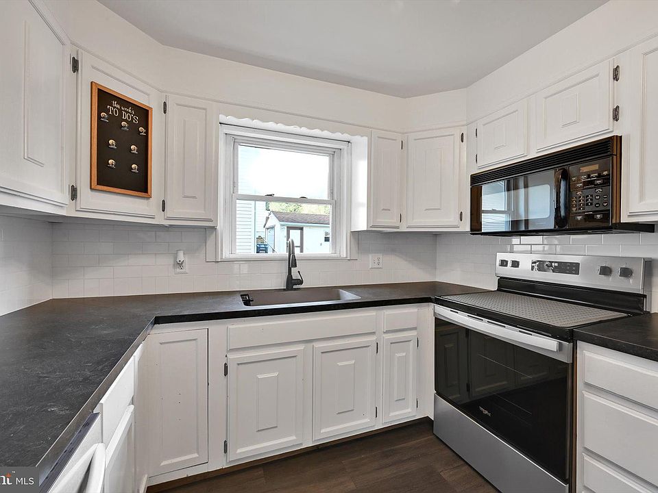 1st image of 261 Poplar St