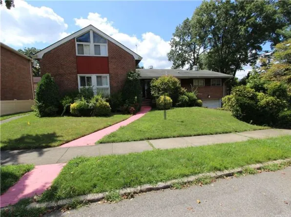 8226 190th St, Hollis, NY 11423