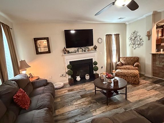 3rd image of 267 Castleton Cir