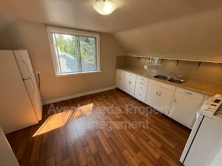 12114 102nd St NW — Photo 2