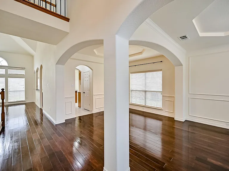 2716 Eastland Dr — Photo 3