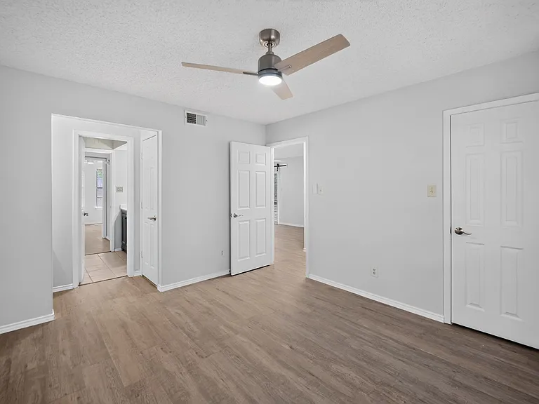 2111 E Belt Line Rd — Photo 15